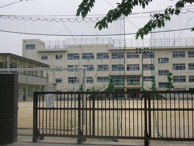 Primary school. 170m up to municipal Arai elementary school (elementary school)