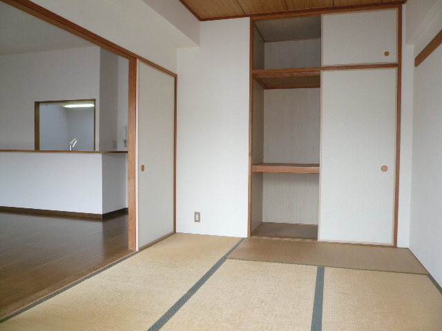Other room space. Japanese-style room (tatami mat will instead stick to the previous tenants)