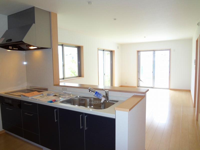 Building plan example (introspection photo). Kitchen overlooking the family gather living. We offer a rich plan. I'd love to, Please consult! Ground improvement costs to the plan example building price ・ It includes residential land outside the connection costs. Building plan example building price 17.1 million yen Building area 99.18m2