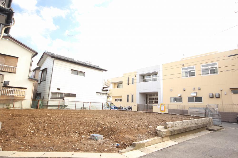 Local photos, including front road. Day ・ There is a sense of openness