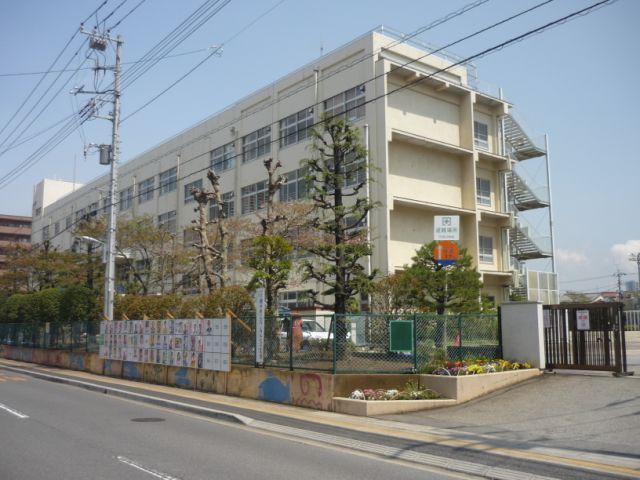 Primary school. Municipal Ozu to elementary school (elementary school) 580m