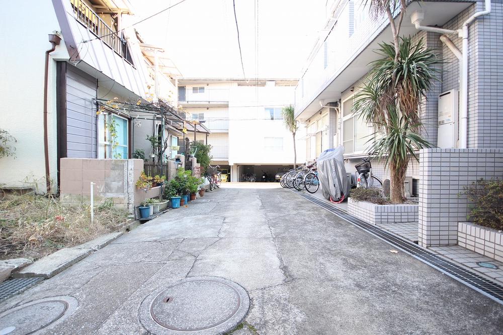 Local photos, including front road. Local (11 May 2013) Shooting