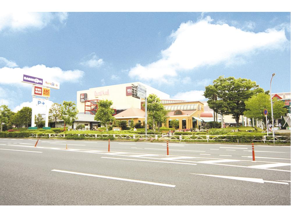 Shopping centre. Colton Plaza 300m nickel Colton close to commercial premises and a 5-minute walk from the Plaza has been enhanced to.