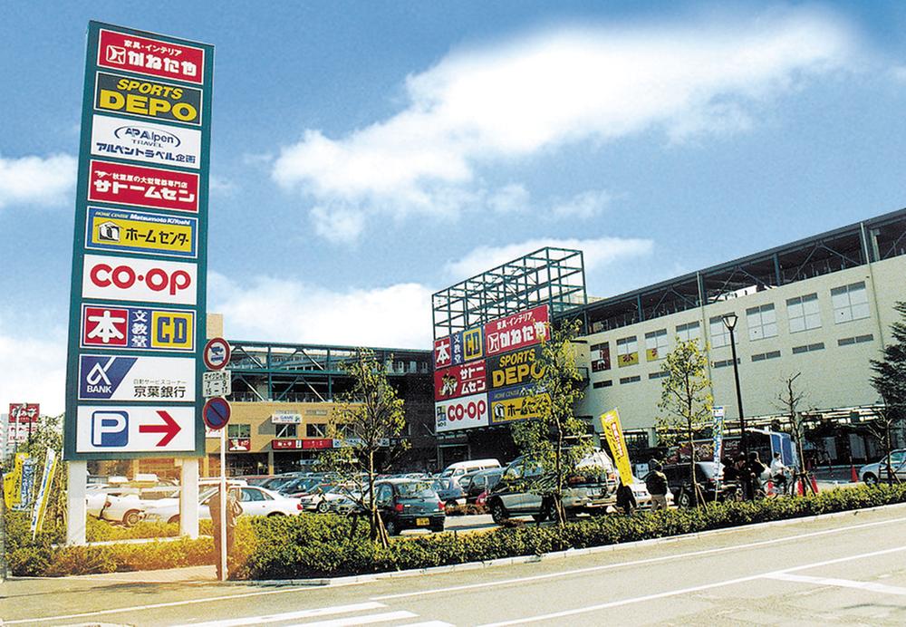 Supermarket. SHOPS until 698m Shops 8-minute walk from the. There is also is also useful for day-to-day shopping home improvement is on the first floor!