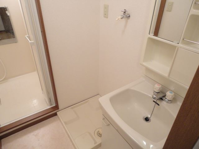 Washroom. Independent wash basin with dressing room