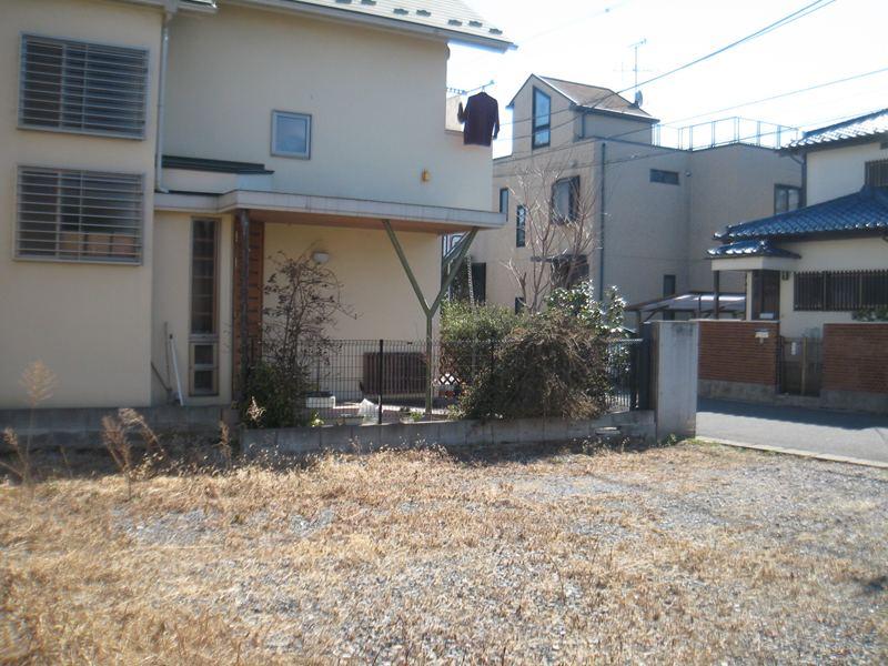 Local land photo. East adjoining land taken from the local. 