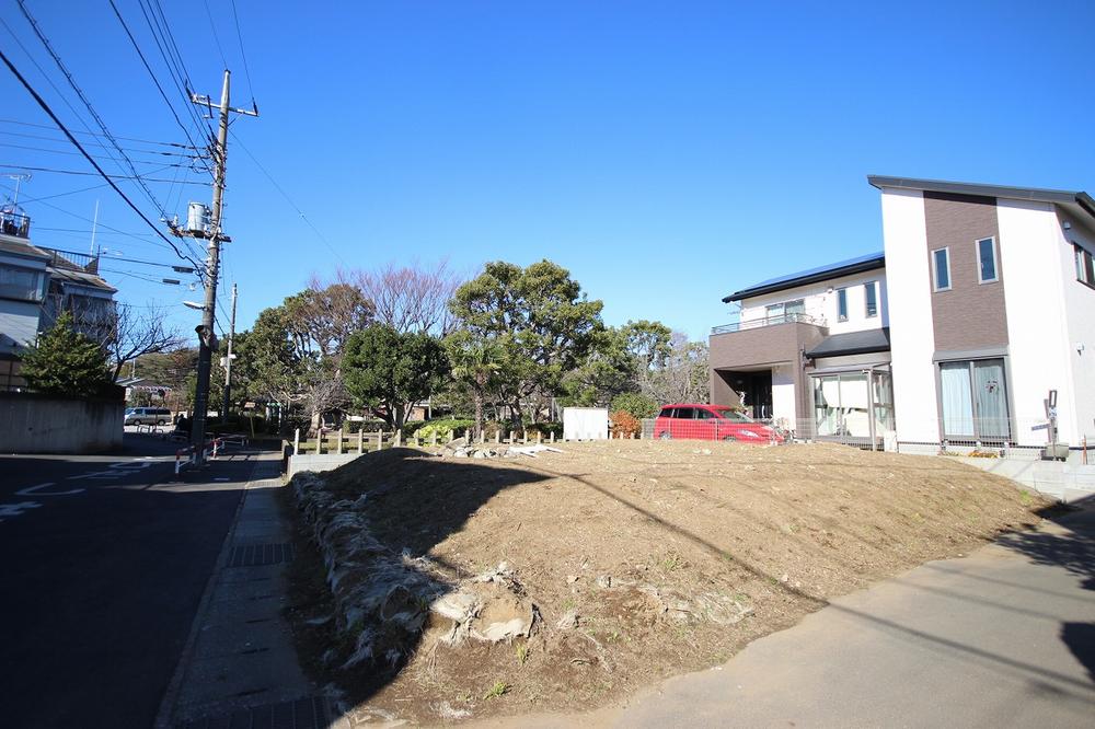 Local photos, including front road. There is a feeling of opening in a three-way corner lot, Day is good for sales areas