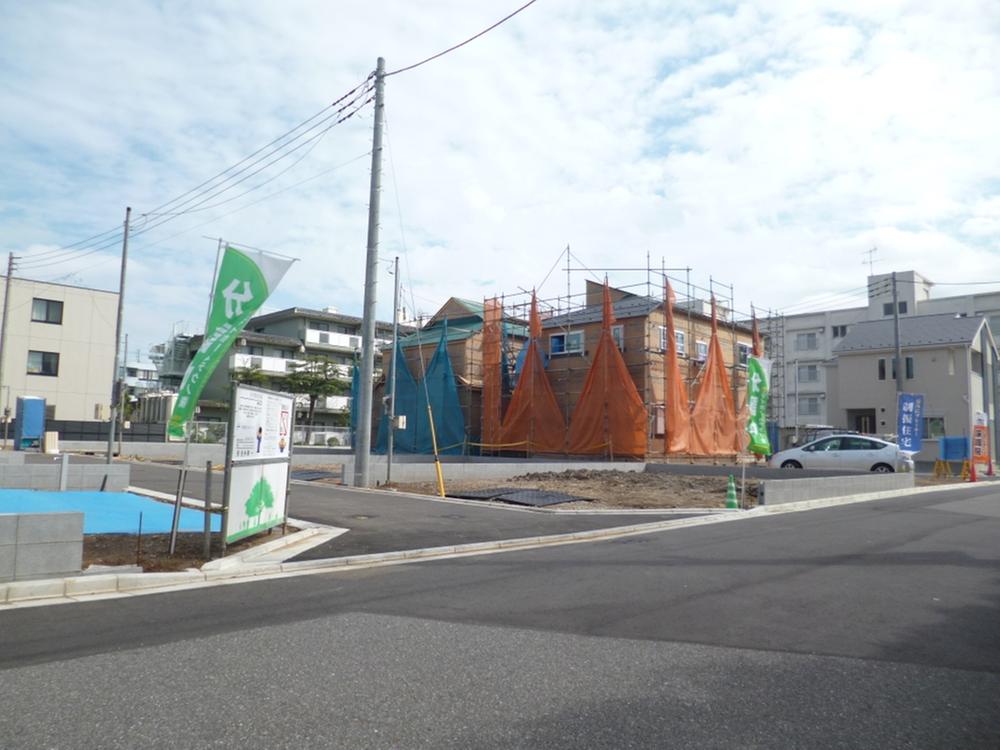 Local photos, including front road. All 19 compartments large subdivision of