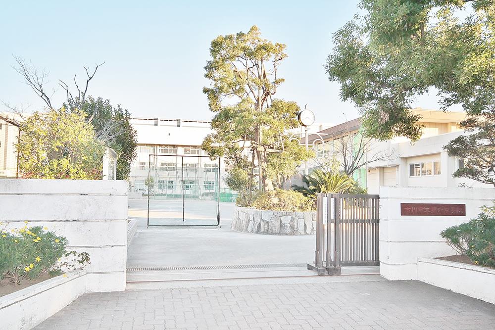 Junior high school. 915m until Ichikawa Municipal sixth junior high school