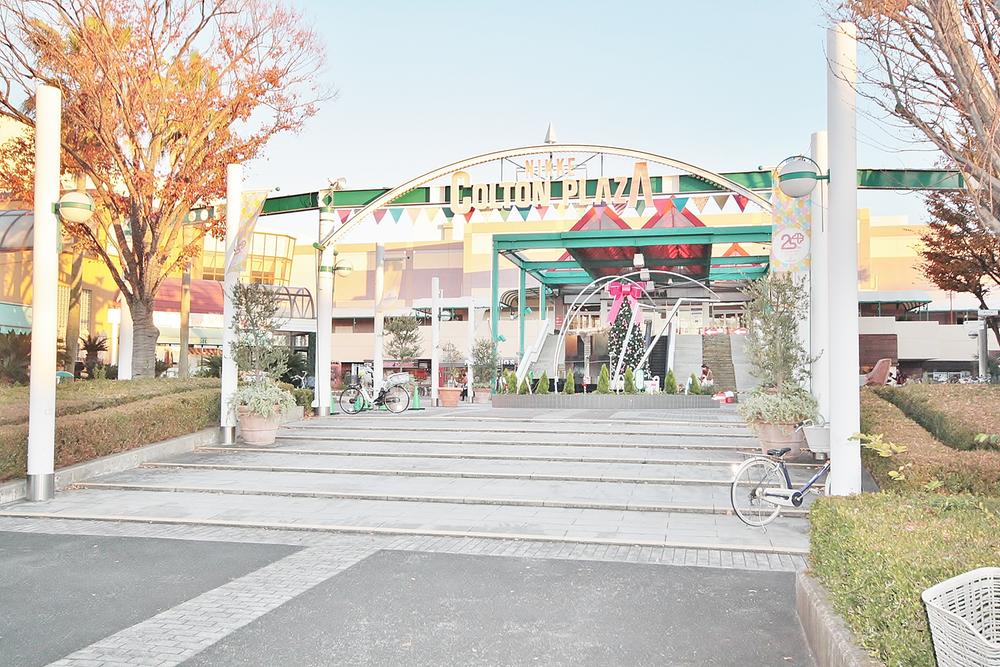 Shopping centre. Nickel Colton until Plaza 549m