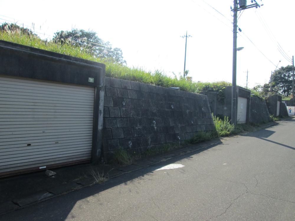 Local photos, including front road. Ventilation is also good in two directions road. It is with underground garage. 