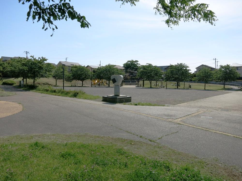 park. Elementary school adjacent of "young Hagi of hill park"