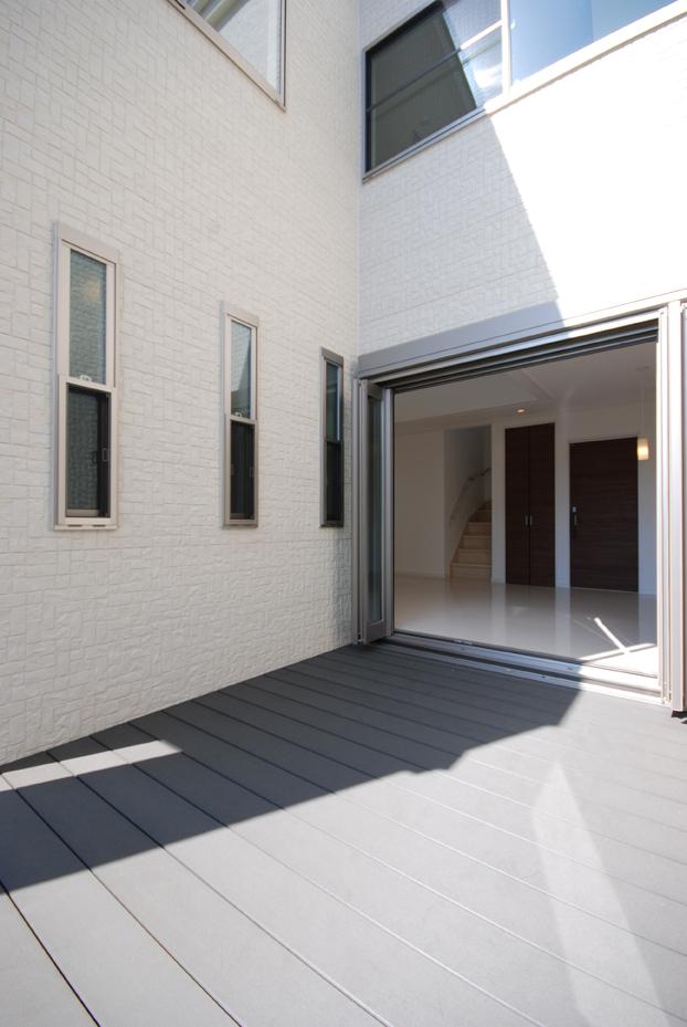 Building plan example (exterior photos). Wood deck