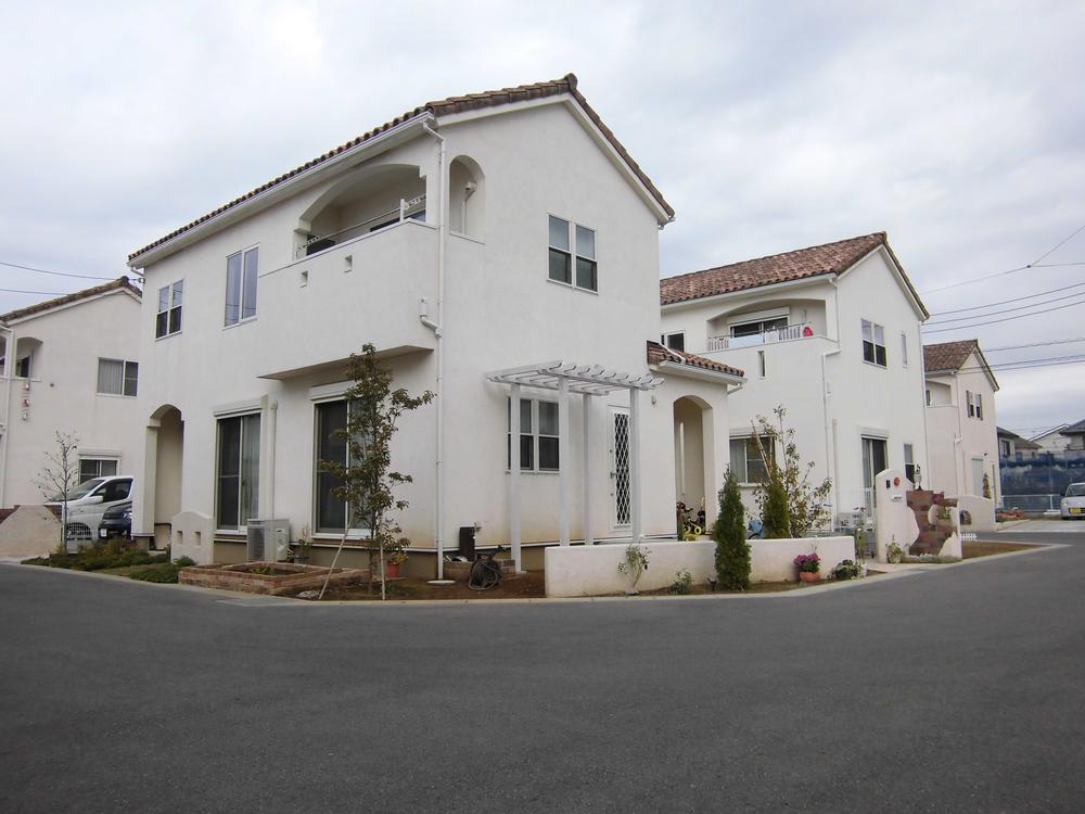 Building plan example (exterior photos). We will Itasa offer Southern-style house that was unified with white outer wall. (Construction Case Study)