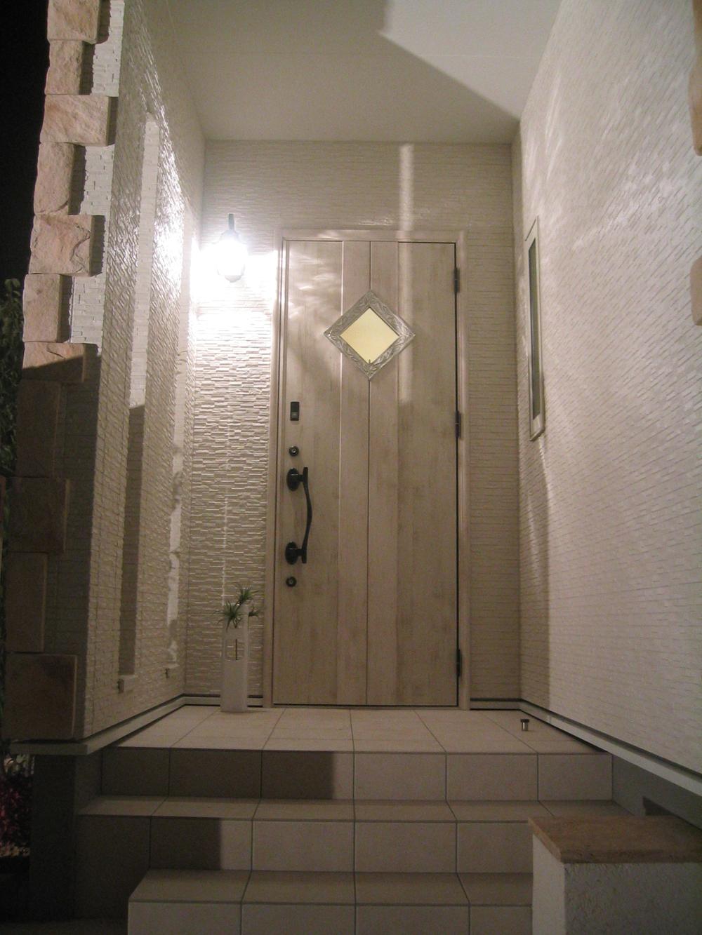 Building plan example (exterior photos). Entrance (construction cases)