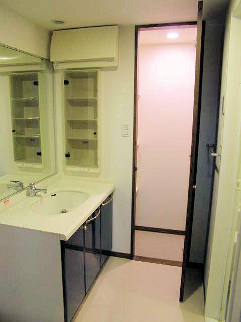 Wash basin, toilet. In the back of the toilet there is a storage space. (December 2013) Shooting