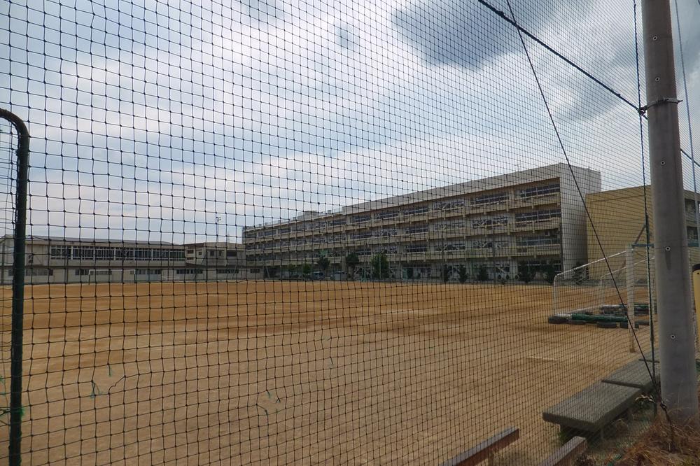 Junior high school. Kashiwashiritsu Hikarigaoka until junior high school 1030m