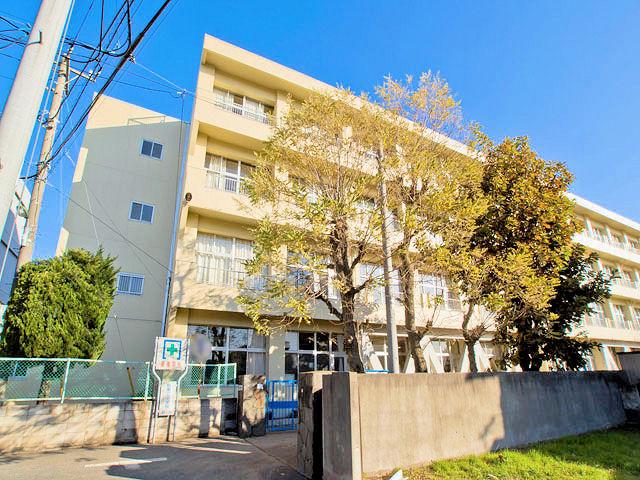 Junior high school. 1030m to Kashiwa second junior high school