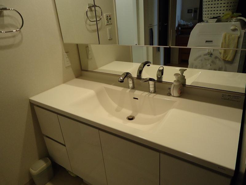 Wash basin, toilet