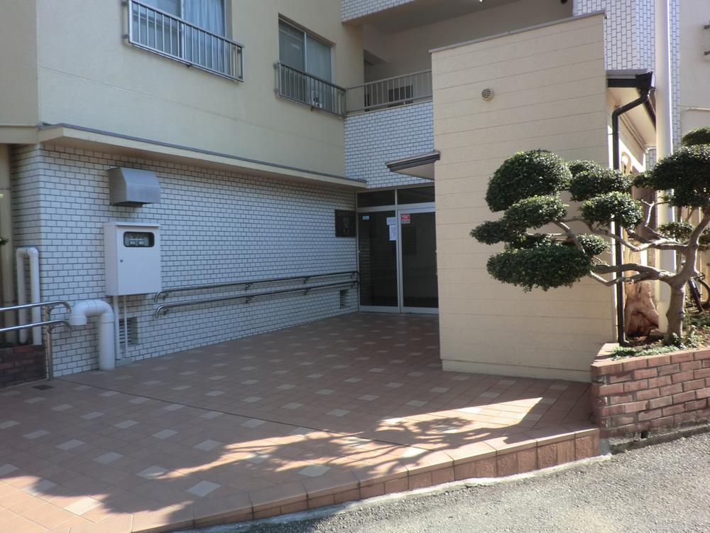 Entrance. Common areas