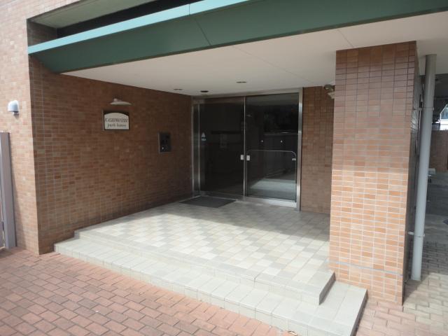 Entrance. ◆ A beautiful entrance.