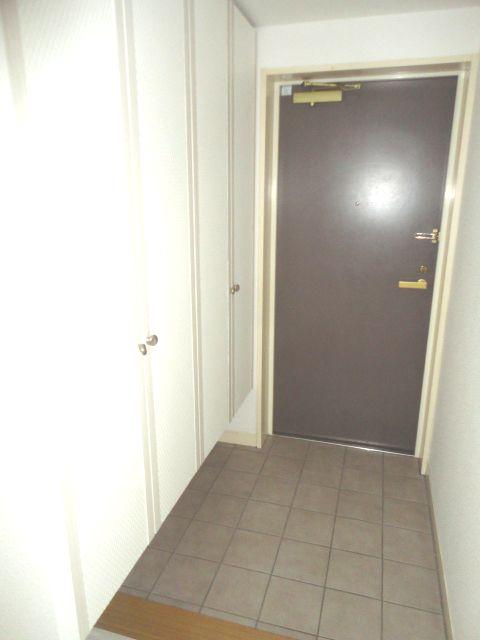 Entrance. ◆ Spacious entrance.