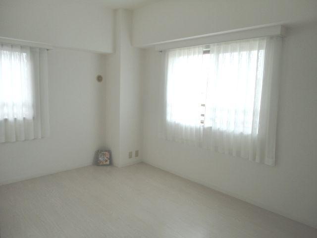 Non-living room. ◆ The main bedroom is bright and very widely.