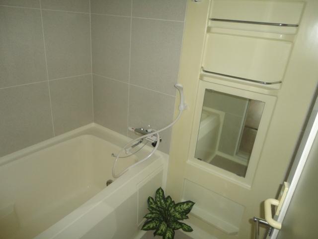 Bathroom. ◆ Is the unit bus ample.
