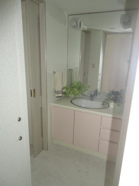 Wash basin, toilet. ◆ Storage is plenty of washroom.