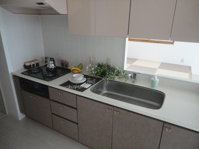 Kitchen. ◆ Bright, spacious kitchen have also attached pantry, I'm glad to wife.