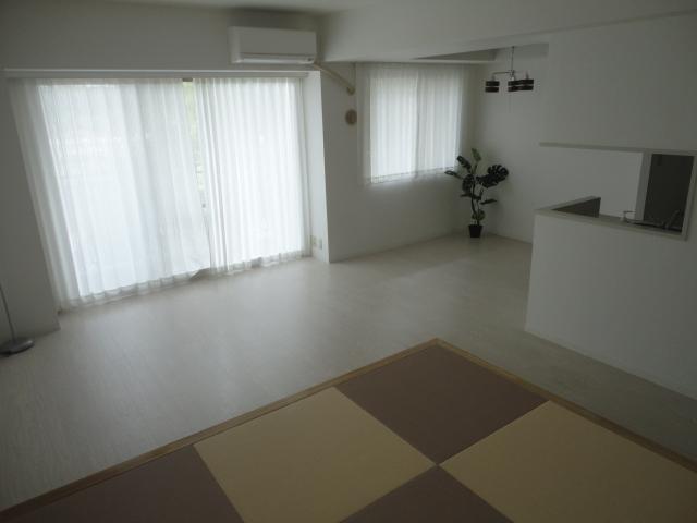 Living. ◆ The opening is also widely, Bright and clean LDK is, 19.5 is the Pledge large space of.