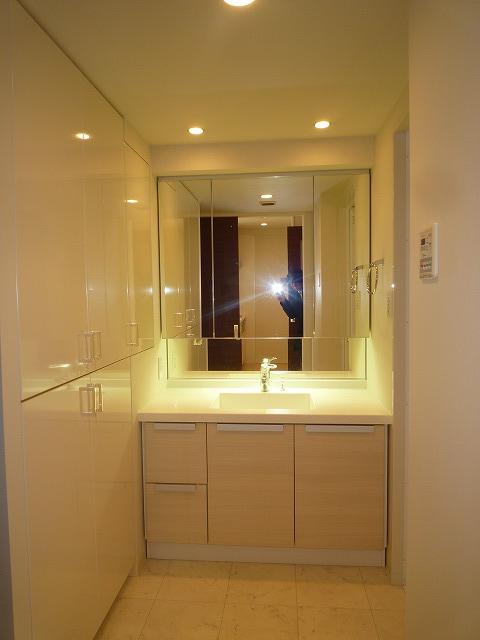Wash basin, toilet. Indoor (March 5, 2013) Shooting