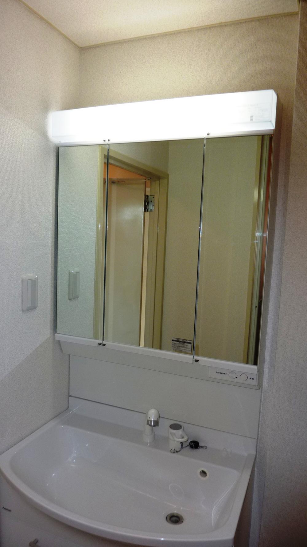 Wash basin, toilet. Room (August 2013) Shooting