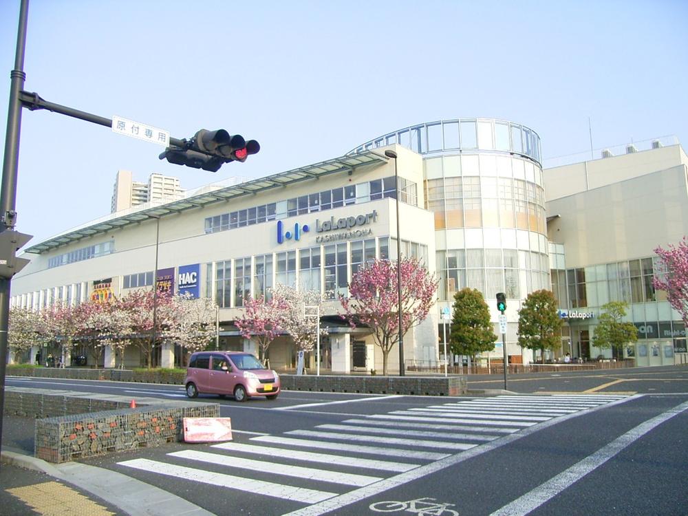 Shopping centre. Until LaLaport 480m