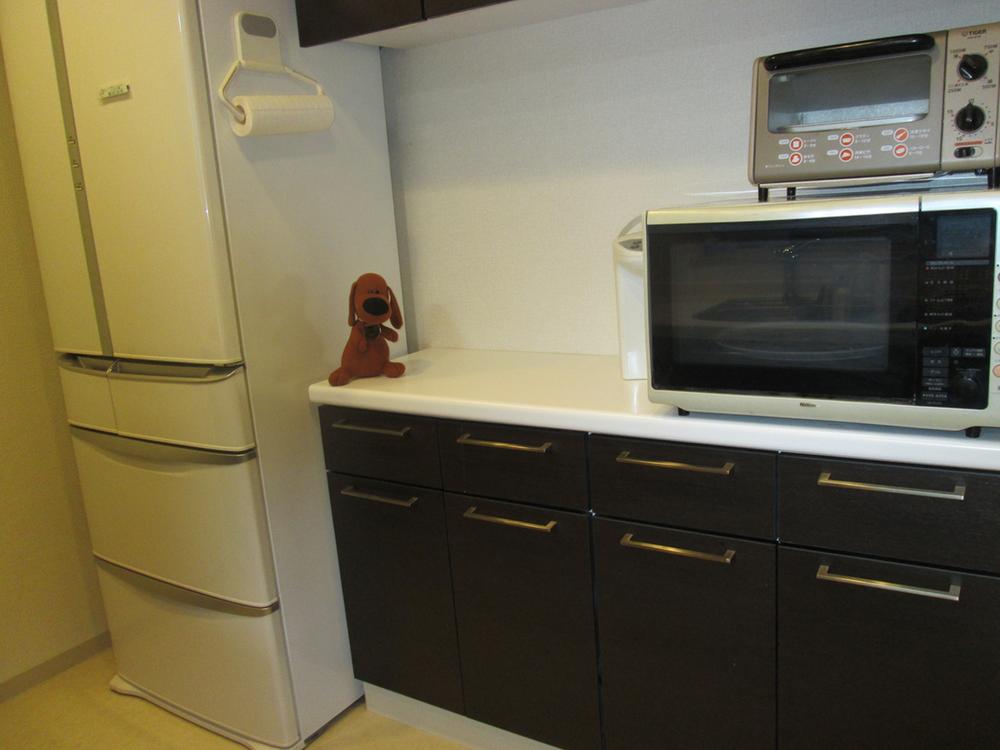 Kitchen. Refrigerators range also has also attached toaster
