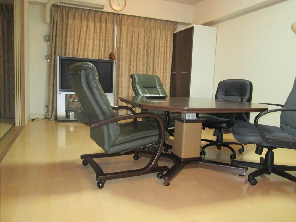 Living. Spacious living room. With dining set