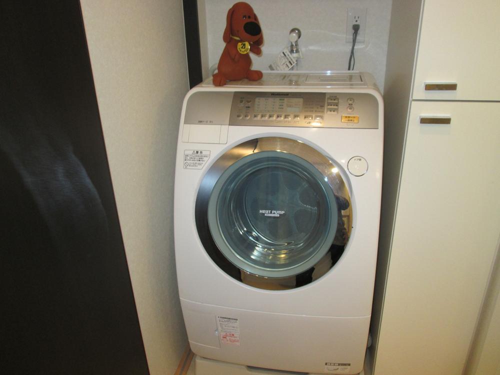 Wash basin, toilet. It comes with a drum-type washing machine