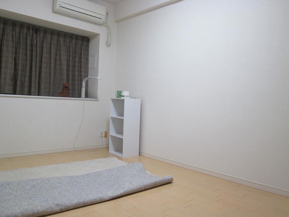 Non-living room. Air conditioning ・ With curtain