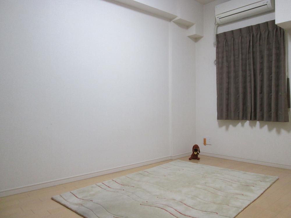 Non-living room. Air conditioning ・ With curtain