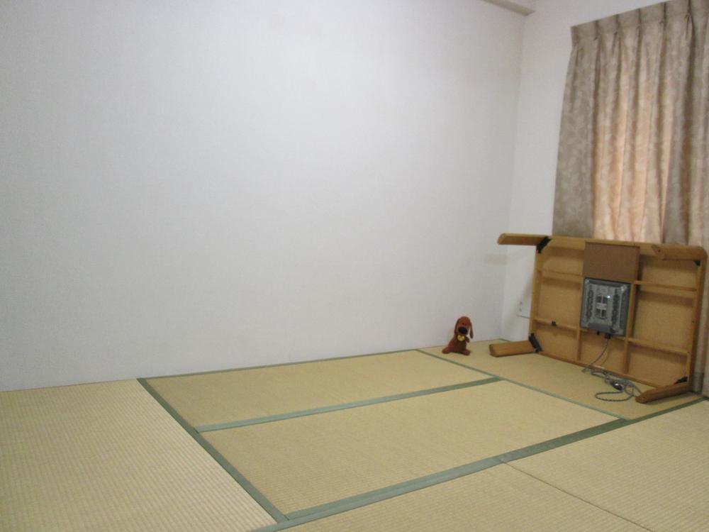Non-living room. Japanese-style room. With kotatsu