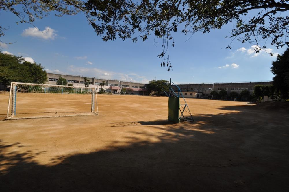 Primary school. 1390m to Kashiwa TatsuYutaka Elementary School