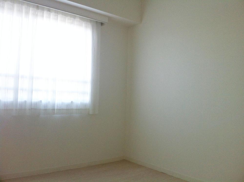 Non-living room. ~ Western-style bathed in bright sunshine ~