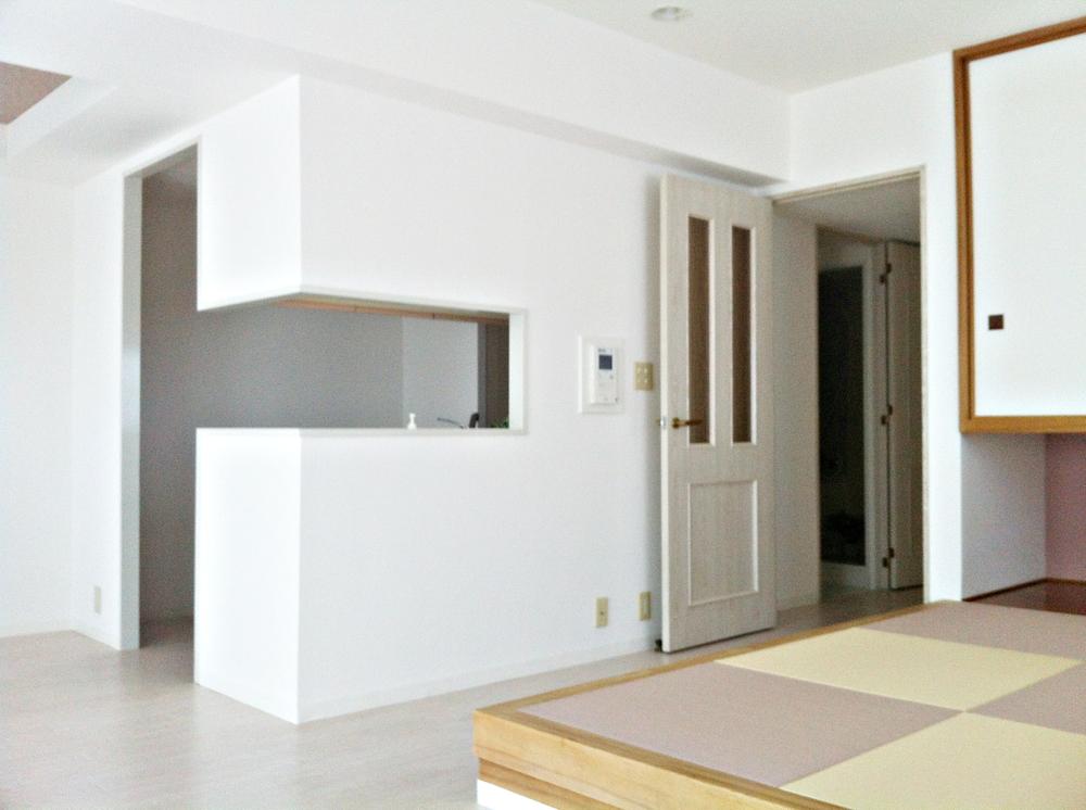 Living. ~ Japanese-style room with a step ・ A little bit unusual space ~