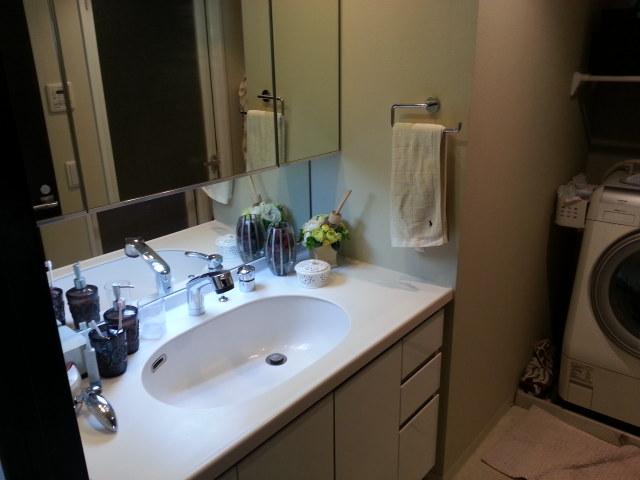 Wash basin, toilet