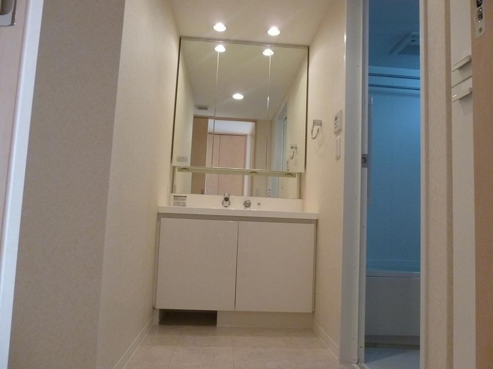Wash basin, toilet
