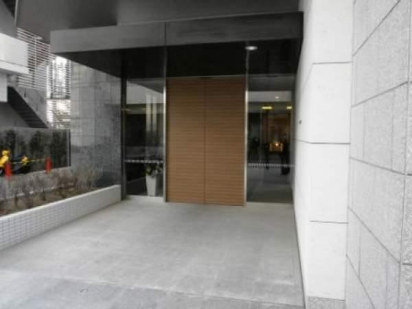Entrance. Common areas
