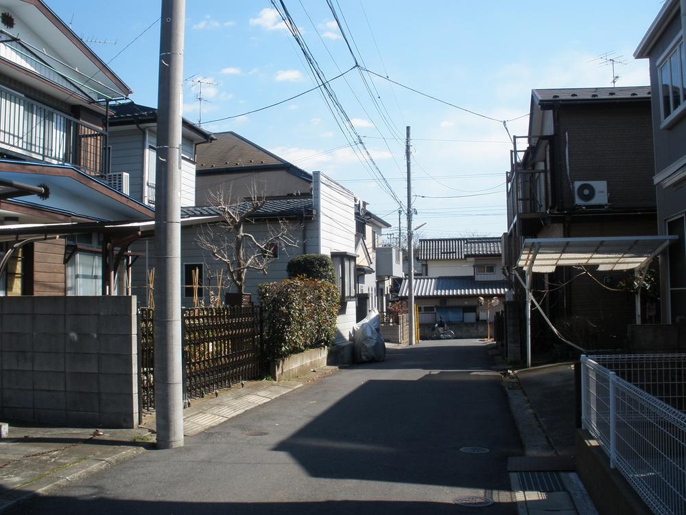 Local photos, including front road. Local (March 2011) shooting