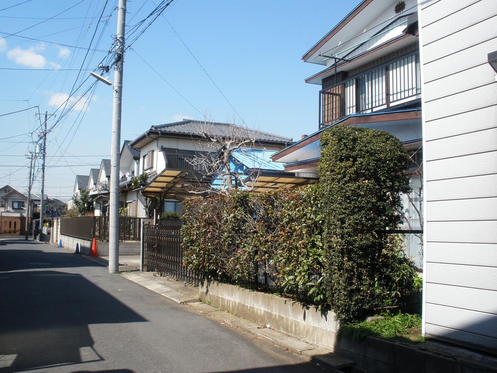 Local photos, including front road. Local (March 2011) shooting