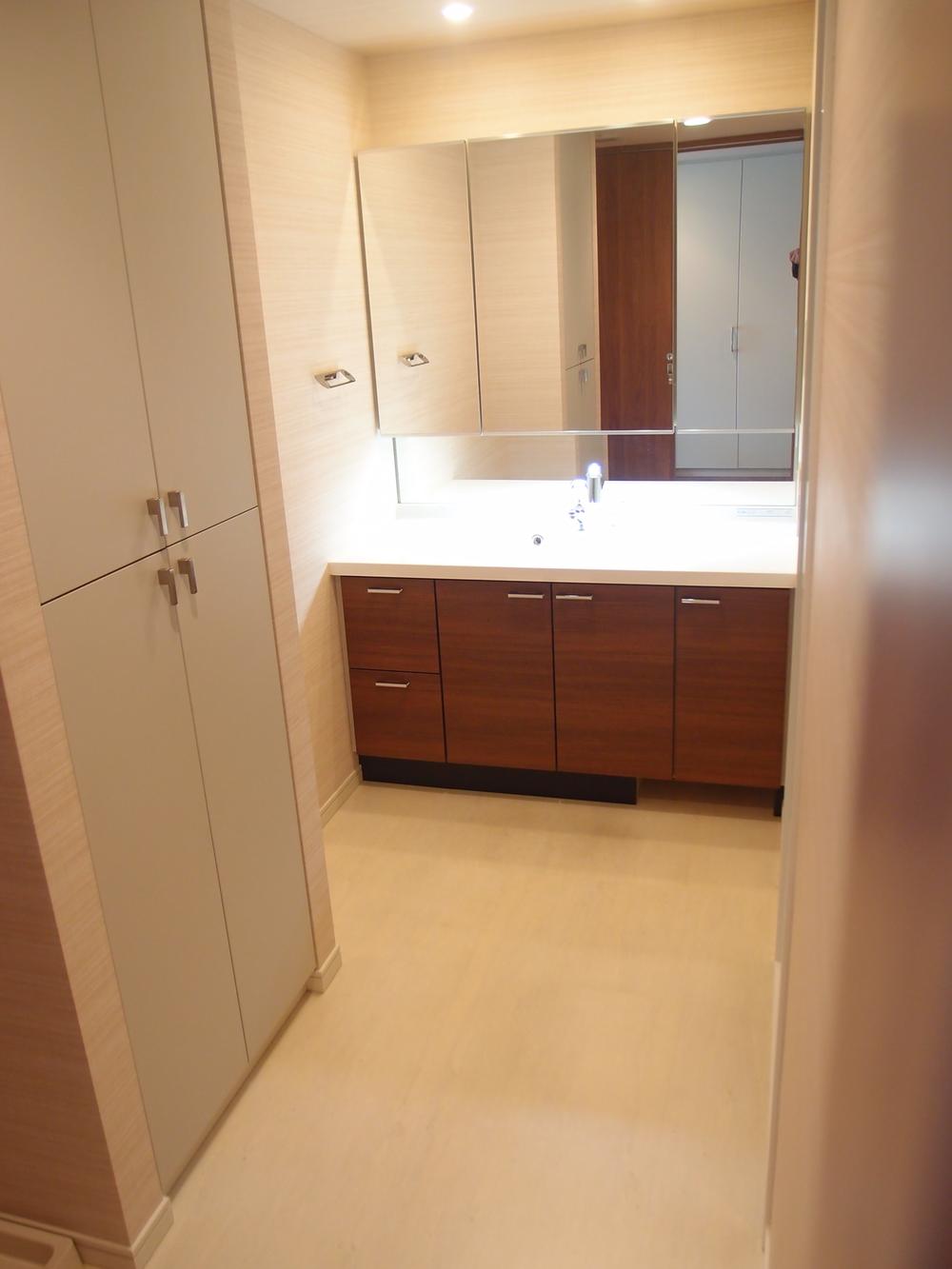 Wash basin, toilet