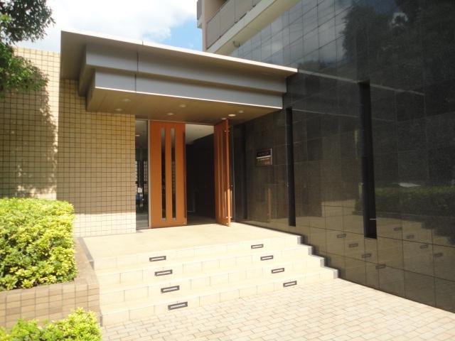 Entrance. ◆ Beautiful entrance, such as a hotel.